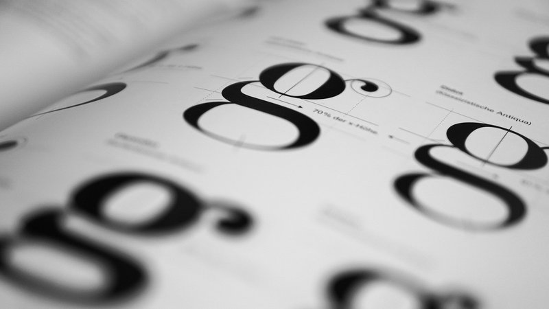 Typografische Buchstaben in unterschiedlichen Größen