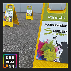 Aufsteller - Vorsicht, freilaufender Maler Schramm
